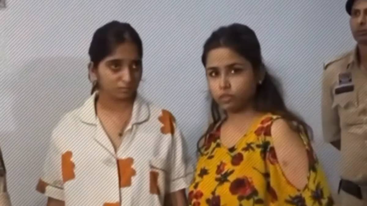 నల్ల కాగితాలను కెమికల్లో ముంచితే రూ.500 నోట్లు! ఇద్దరు యువతుల ఘరానా మోసం
