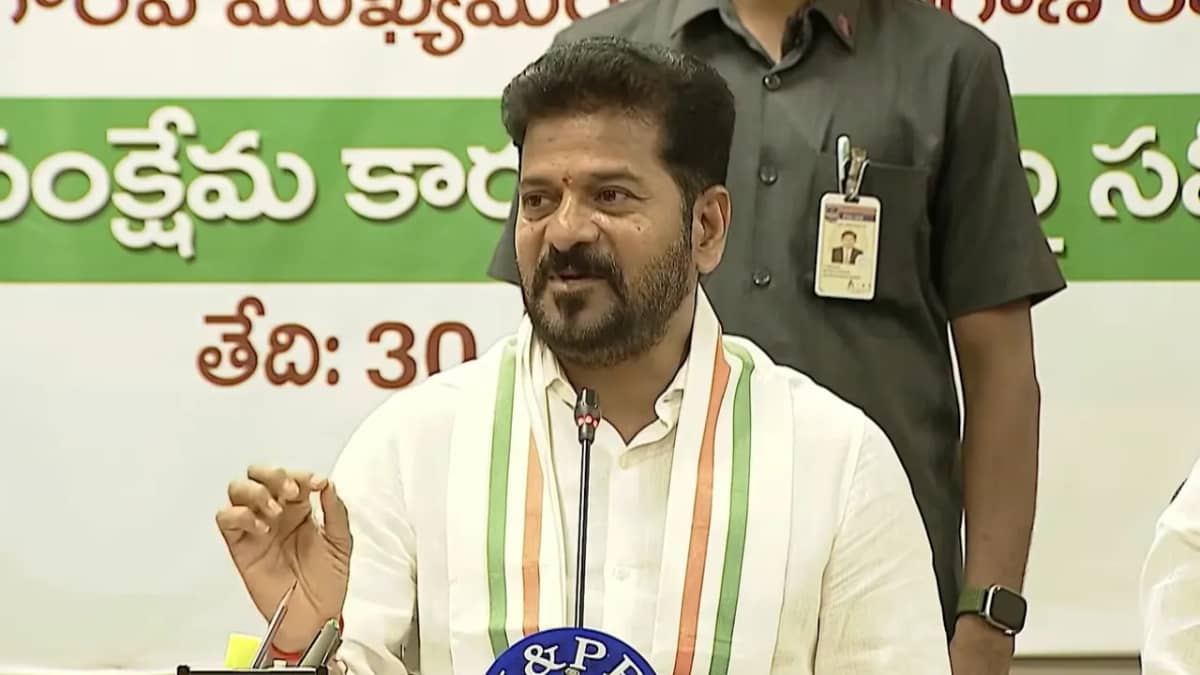 పేదల కోసం పథకాలు.. ప్రజలకు చేరేలా ఉద్యోగులు పనిచేయాలి: సీఎం రేవంత్ రెడ్డి ఆదేశం