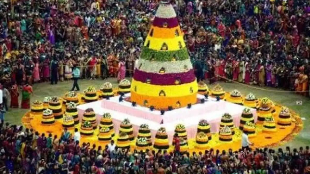 అక్టోబర్ 18 న ట్యాంక్బండ్పై ఘనంగా సద్దుల బతుకమ్మ.. వేలాది మంది మహిళలతో వేడుకలు