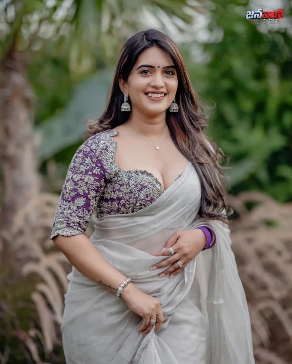 చీరలో యాంకర్ స్రవంతి చొక్కారావు image 2