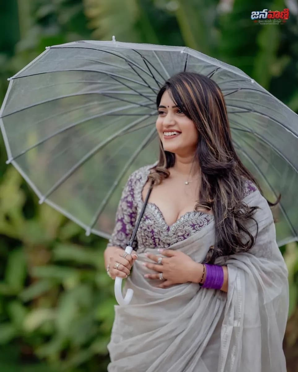 చీరలో యాంకర్ స్రవంతి చొక్కారావు image 3