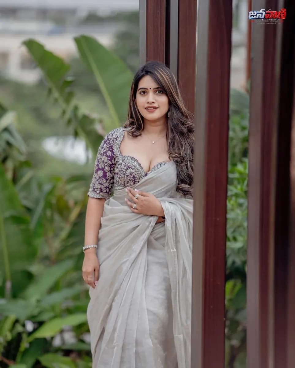 చీరలో యాంకర్ స్రవంతి చొక్కారావు image 4