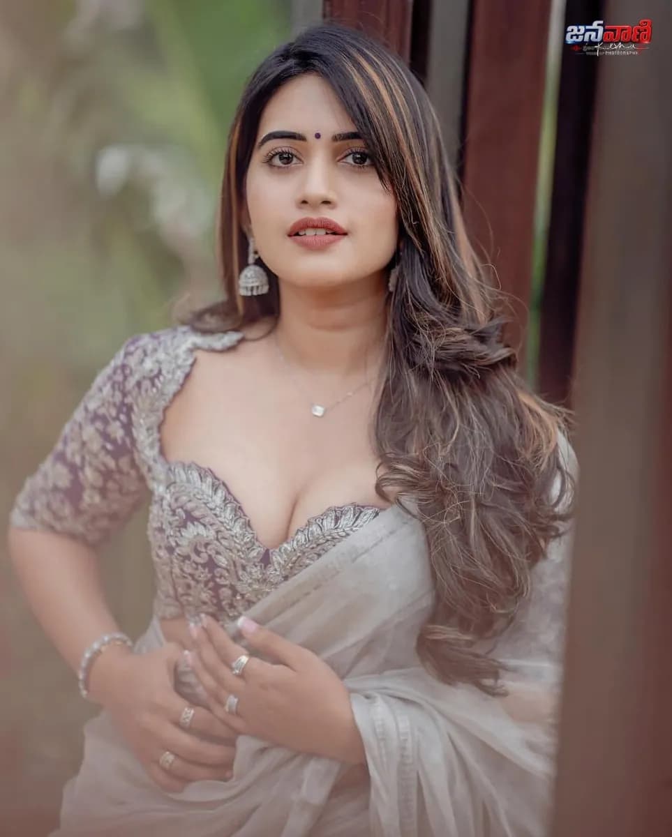 చీరలో యాంకర్ స్రవంతి చొక్కారావు image 5