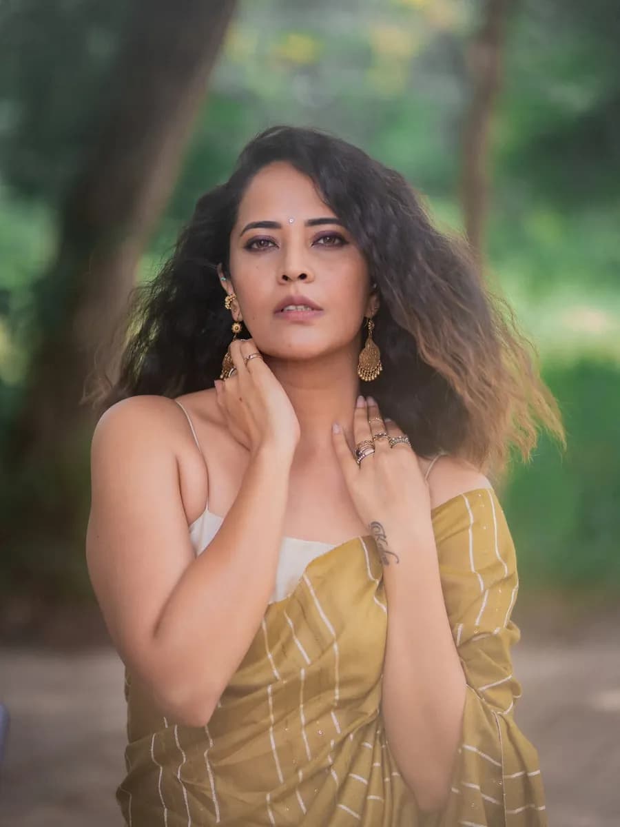 చీరకట్టులో అనసూయను చూస్తే మతిపోవాల్సిందే! image 2