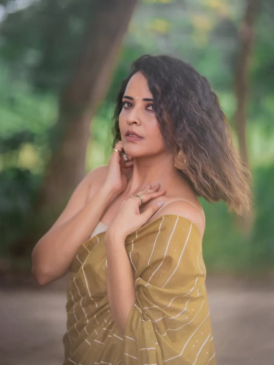 చీరకట్టులో అనసూయను చూస్తే మతిపోవాల్సిందే! image 3