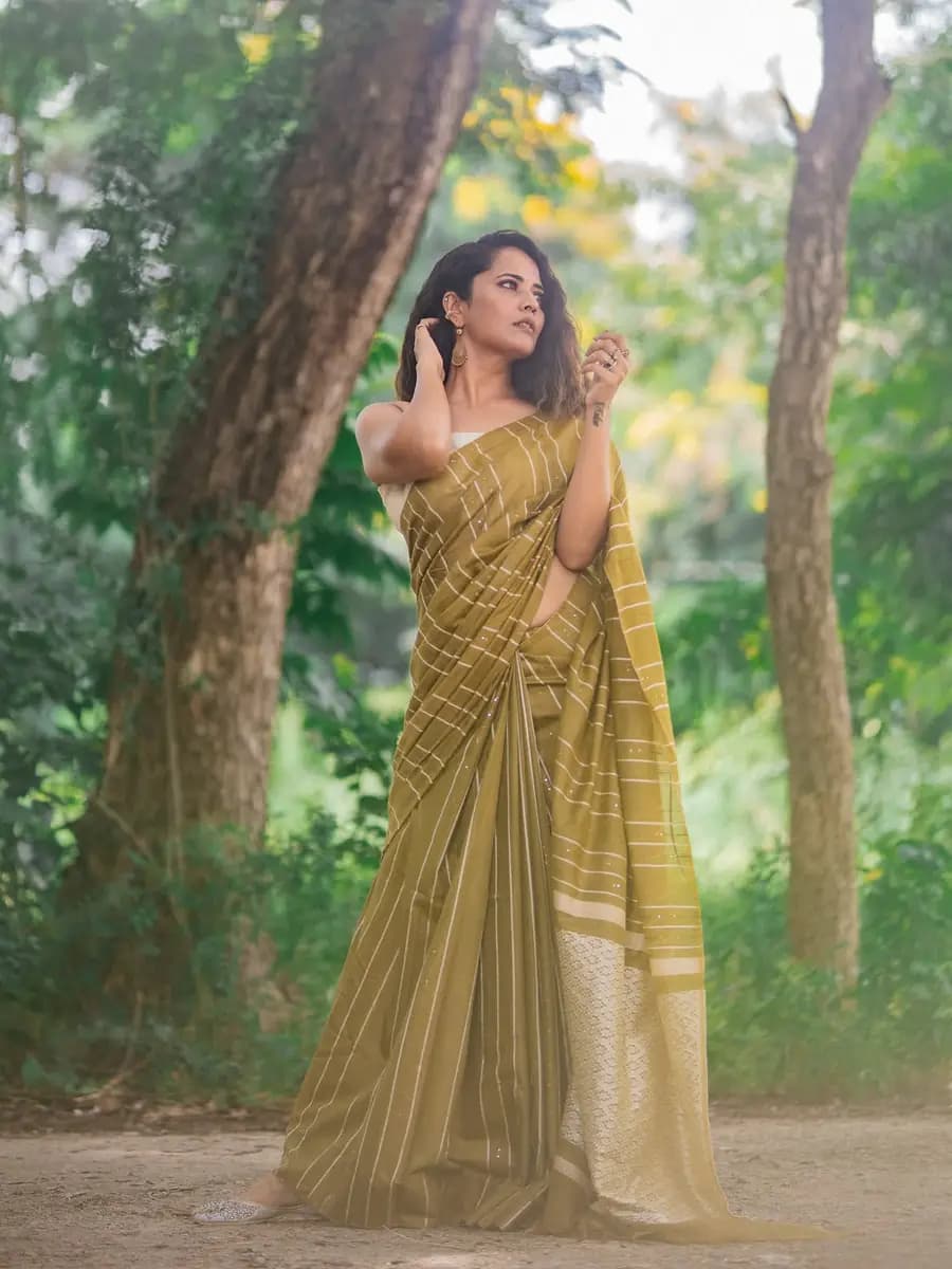 చీరకట్టులో అనసూయను చూస్తే మతిపోవాల్సిందే! image 4