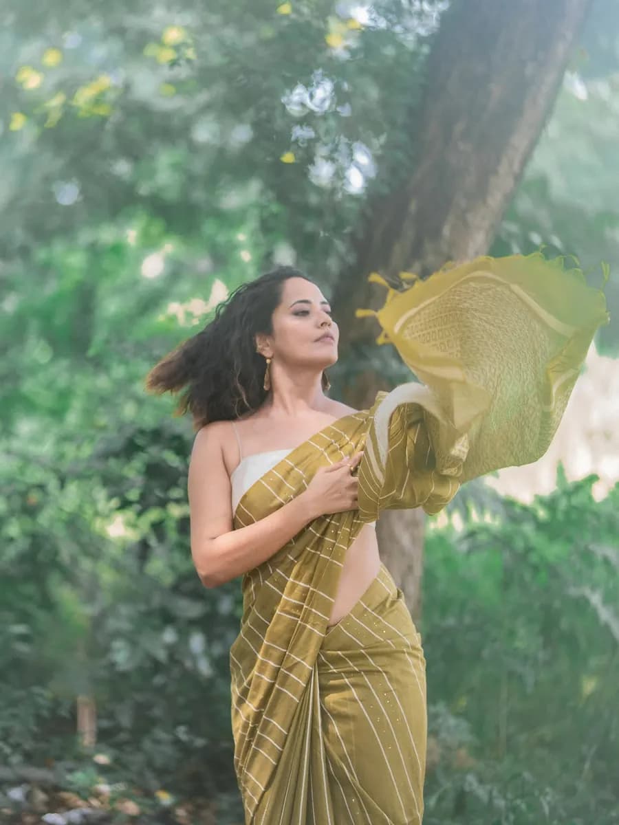 చీరకట్టులో అనసూయను చూస్తే మతిపోవాల్సిందే! image 6
