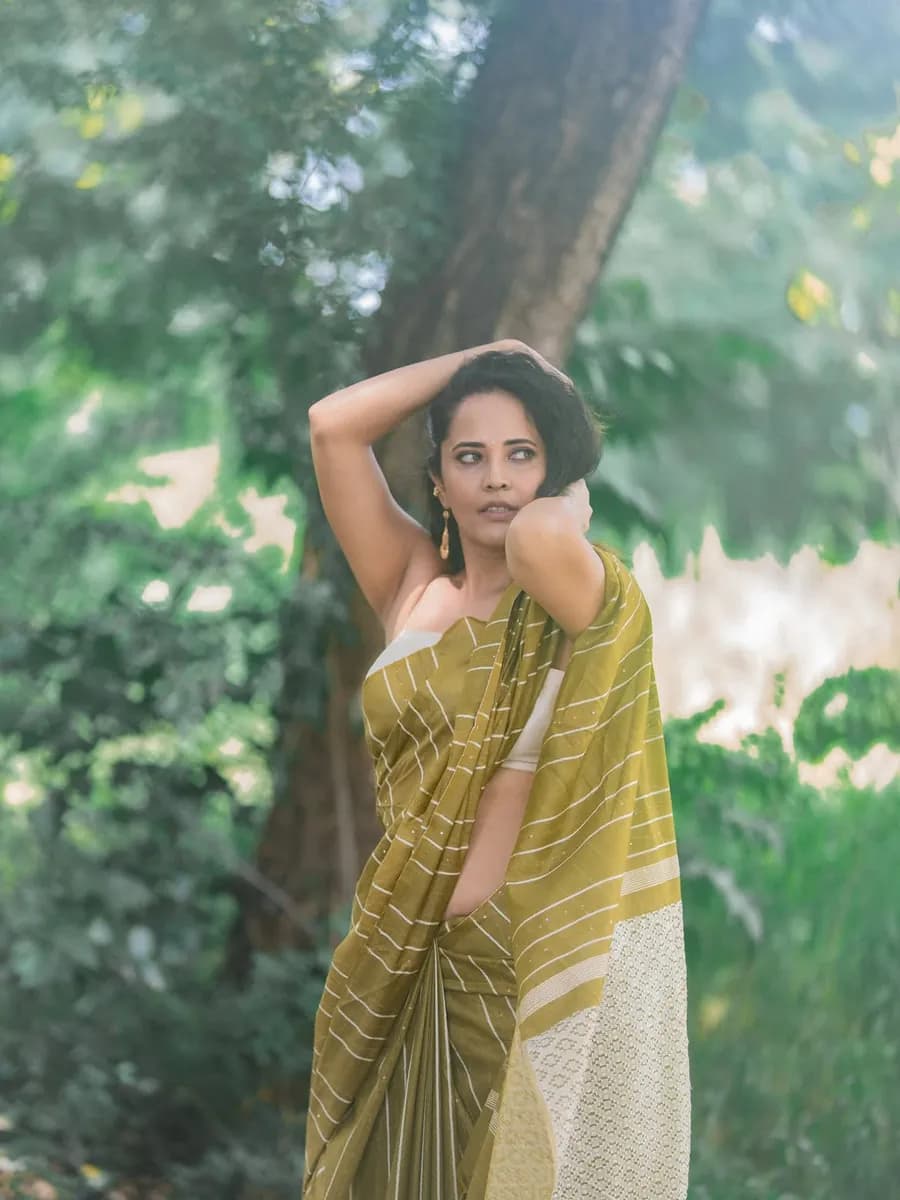 చీరకట్టులో అనసూయను చూస్తే మతిపోవాల్సిందే! image 7