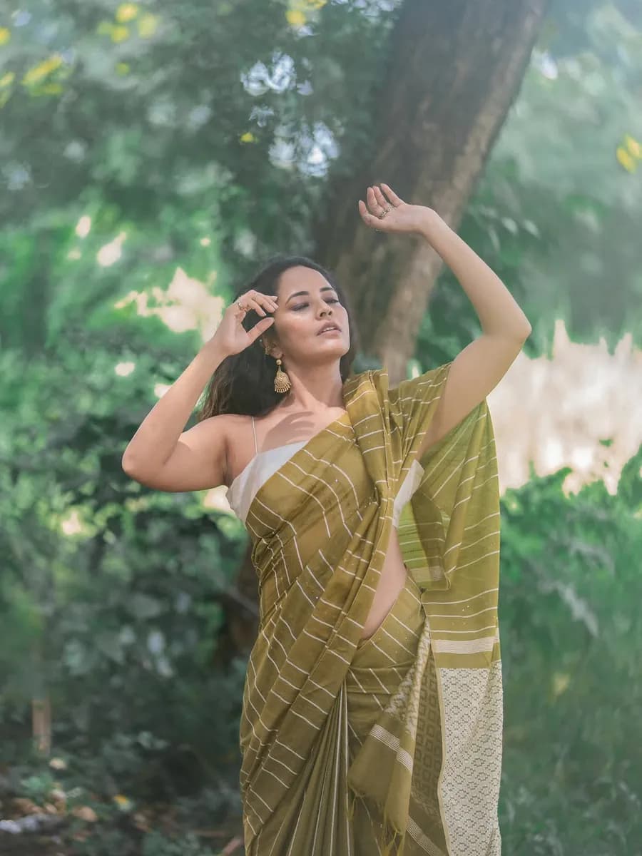 చీరకట్టులో అనసూయను చూస్తే మతిపోవాల్సిందే! image 8