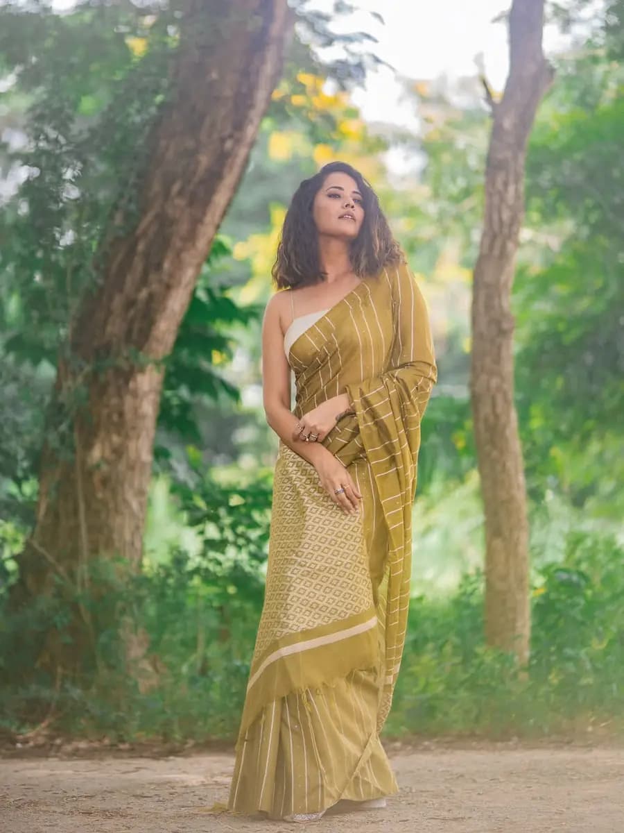 చీరకట్టులో అనసూయను చూస్తే మతిపోవాల్సిందే! image 9