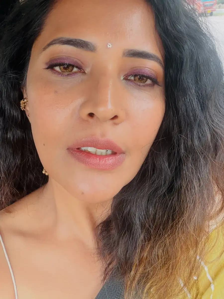 చీరకట్టులో అనసూయను చూస్తే మతిపోవాల్సిందే! image 11