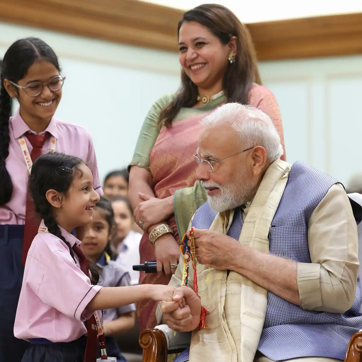 విద్యార్థినులతో రాఖీ కట్టించుకున్న ప్రధాని మోదీ విద్యార్థినులతో రాఖీ కట్టించుకున్న ప్రధాని మోదీ