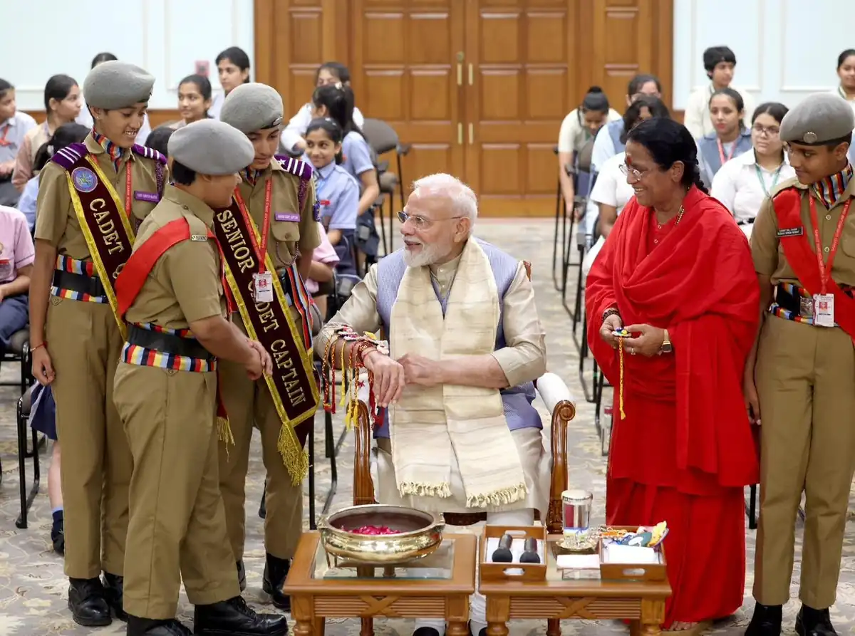 విద్యార్థినులతో రాఖీ కట్టించుకున్న ప్రధాని మోదీ విద్యార్థినులతో రాఖీ కట్టించుకున్న ప్రధాని మోదీ