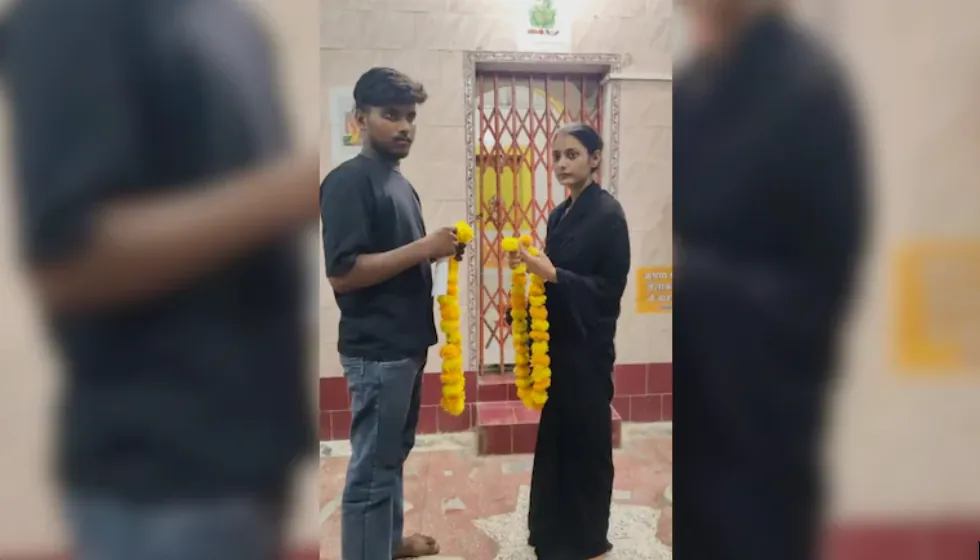 భార్యను ప్రియుడితో పెళ్లి చేసిన భర్త (NDTV Image) భార్యను ప్రియుడితో పెళ్లి చేసిన భర్త.. ఉత్తరప్రదేశ్లో వైరల్ ఘటన